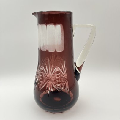 Кувшин для воды марганцевого цвета, украшенный резным декором, Дятьковский хрустальный завод (?), стекло, резьба, гранение, СССР, 1970-1990 гг.