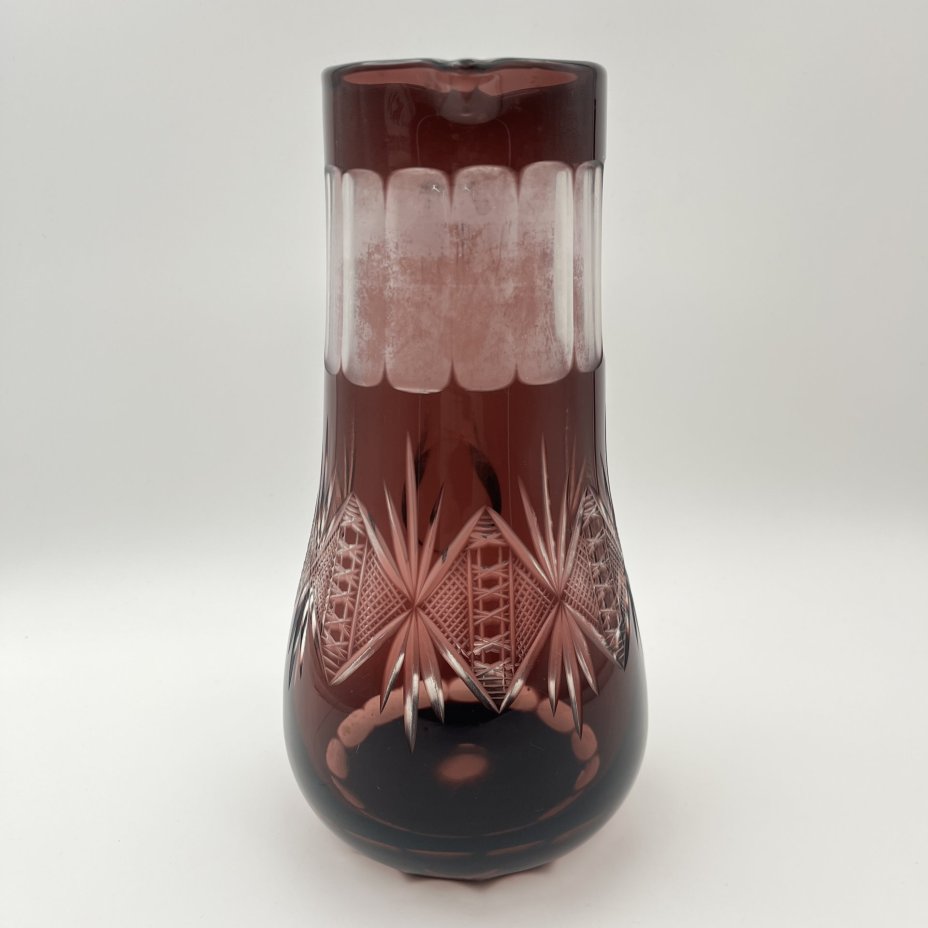 Кувшин для воды марганцевого цвета, украшенный резным декором, Дятьковский хрустальный завод (?)