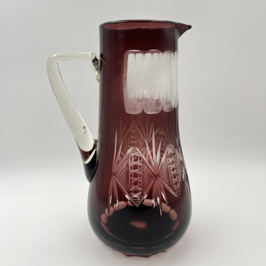 Кувшин для воды марганцевого цвета, украшенный резным декором, Дятьковский хрустальный завод (?)
