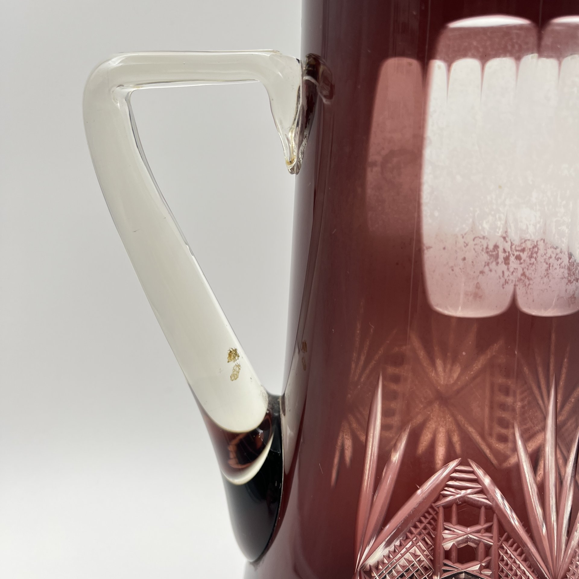 Кувшин для воды марганцевого цвета, украшенный резным декором, Дятьковский хрустальный завод (?), стекло, резьба, гранение, СССР, 1970-1990 гг.