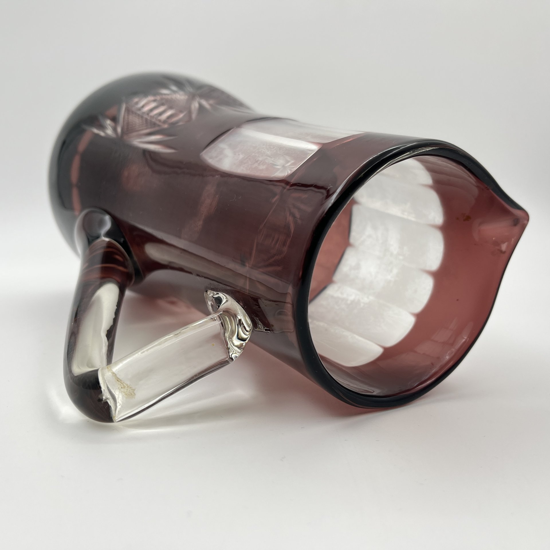 Кувшин для воды марганцевого цвета, украшенный резным декором, Дятьковский хрустальный завод (?), стекло, резьба, гранение, СССР, 1970-1990 гг.