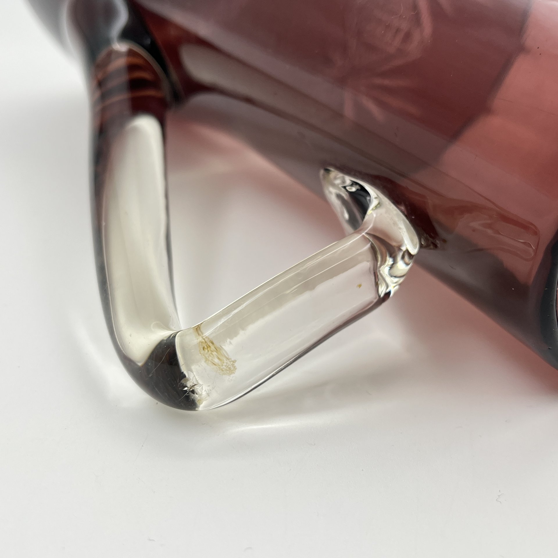 Кувшин для воды марганцевого цвета, украшенный резным декором, Дятьковский хрустальный завод (?), стекло, резьба, гранение, СССР, 1970-1990 гг.