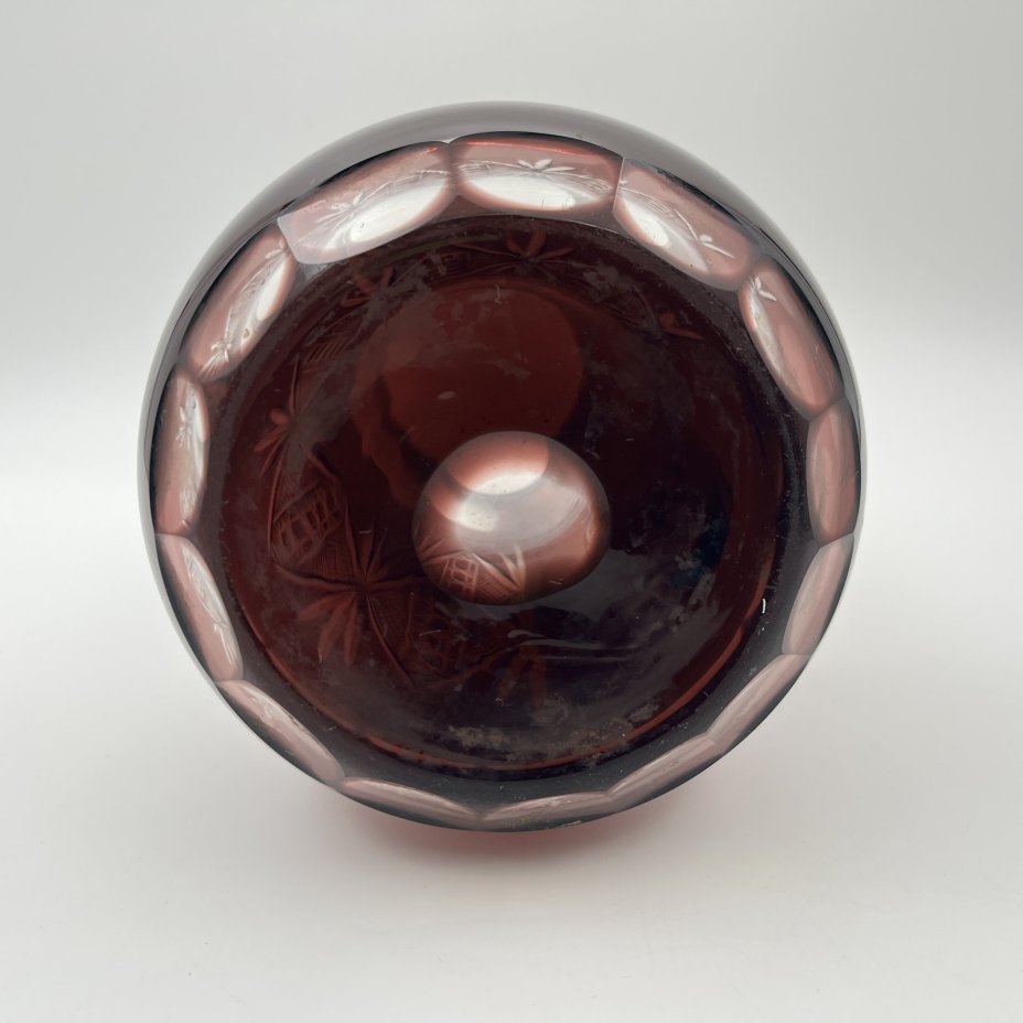 Кувшин для воды марганцевого цвета, украшенный резным декором, Дятьковский хрустальный завод (?)