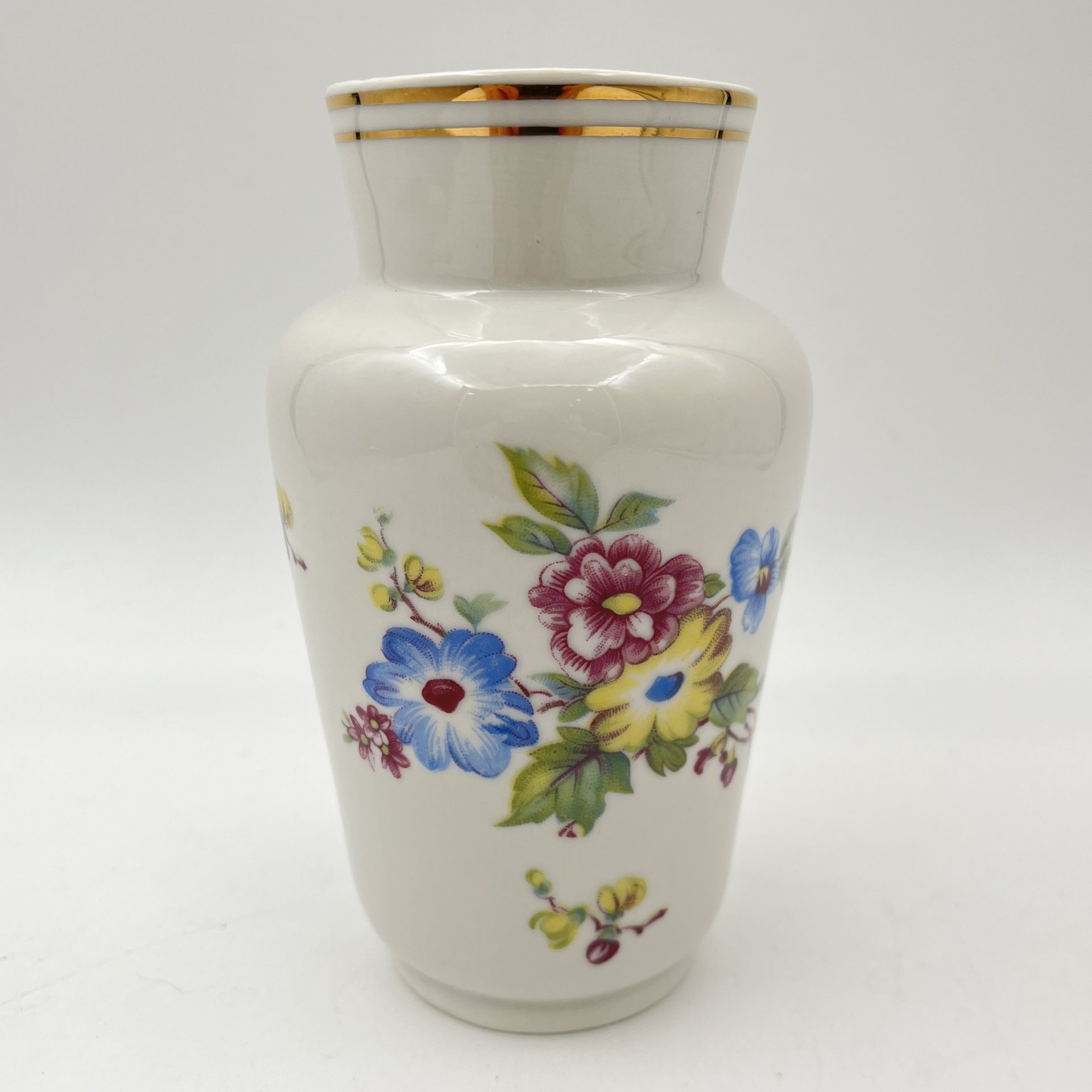 Ваза небольшого размера, украшенная цветочным декором