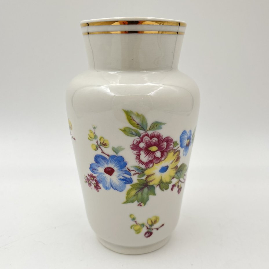 Ваза небольшого размера, украшенная цветочным декором