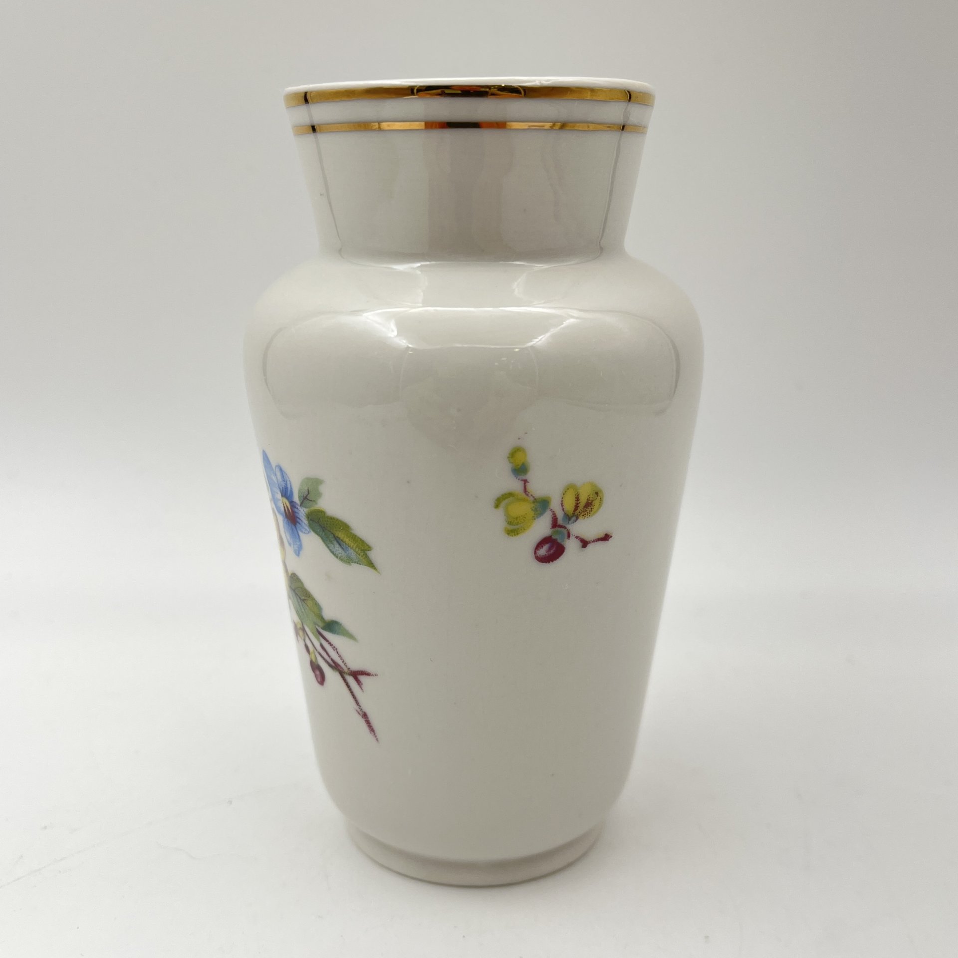 Ваза небольшого размера, украшенная цветочным декором