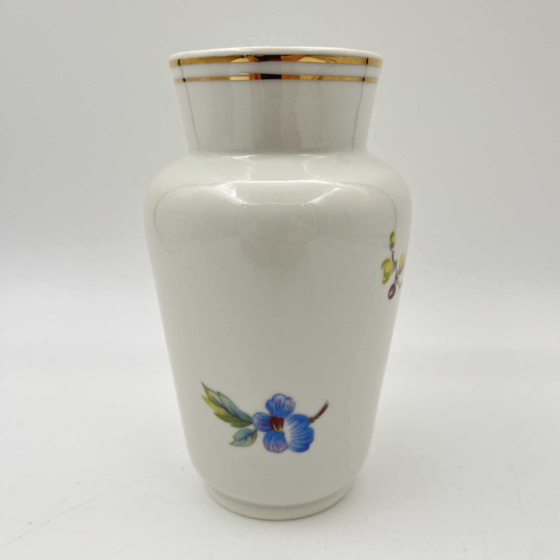 Ваза небольшого размера, украшенная цветочным декором