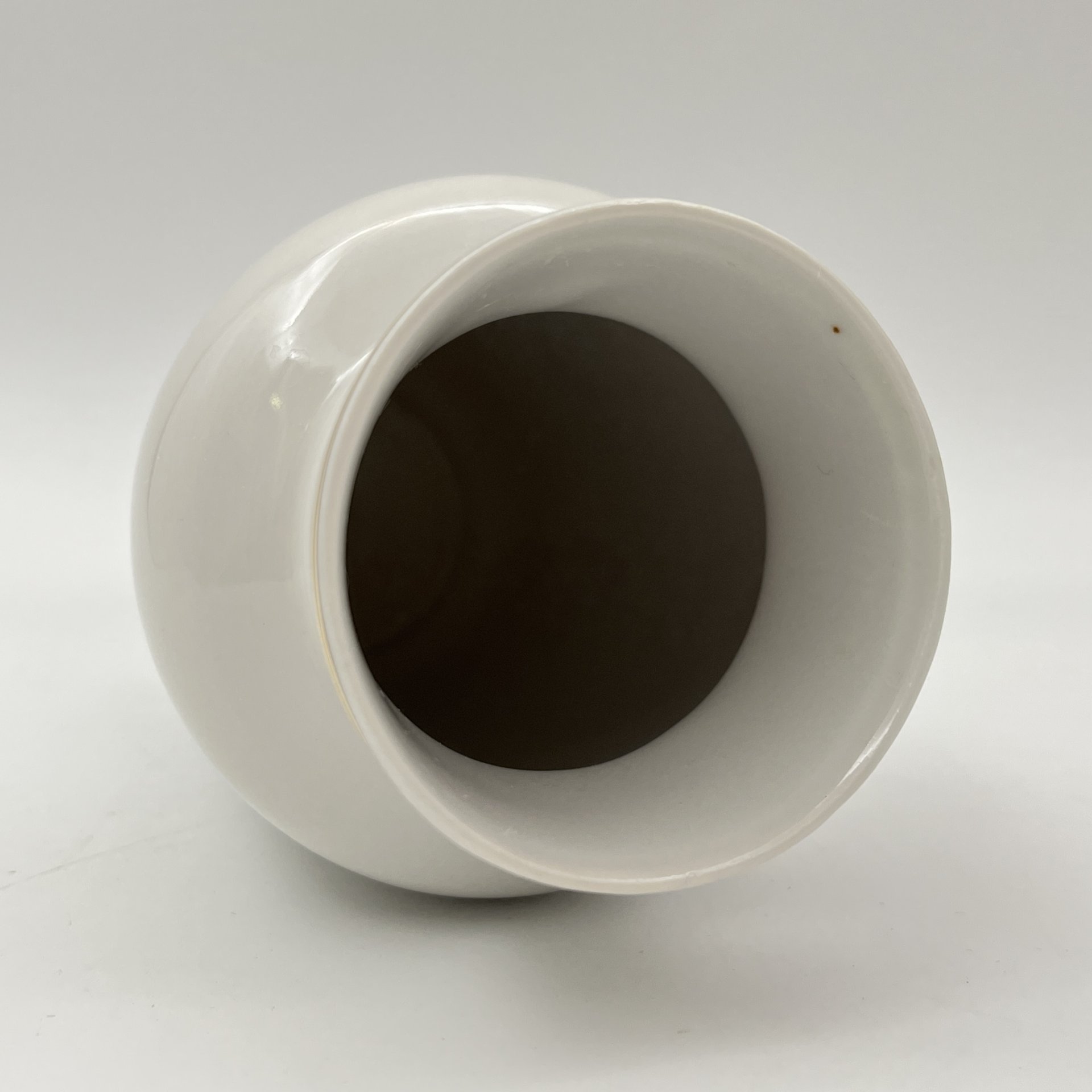 Ваза небольшого размера, украшенная цветочным декором