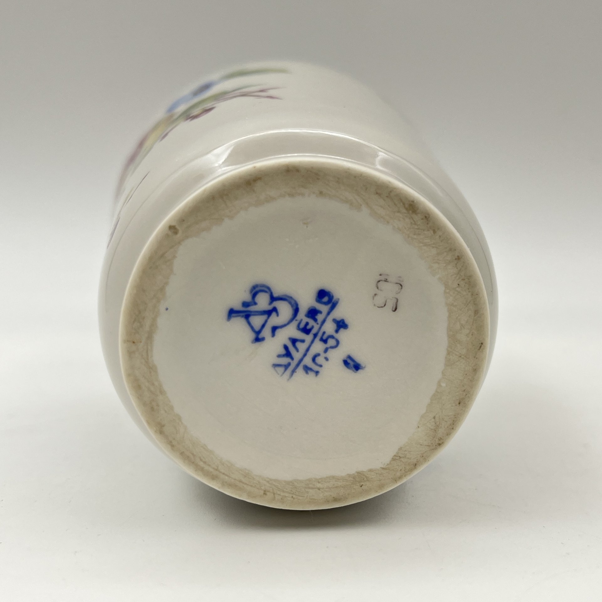 Ваза небольшого размера, украшенная цветочным декором