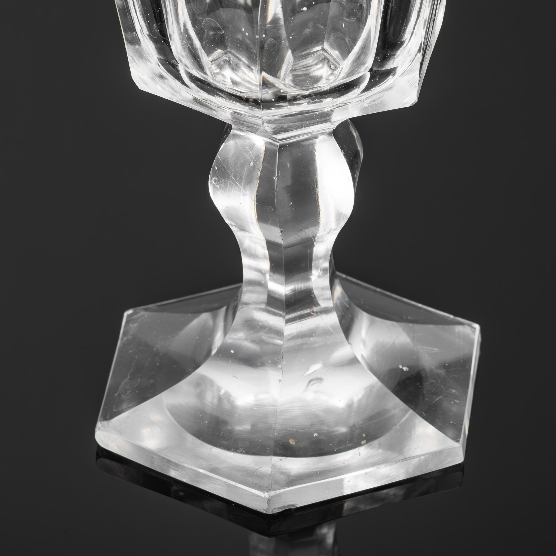 Бокал со скругленными гранями и ножкой, переходящей в шестиугольное основание, хрусталь, гранение, Российская империя, 1870-1900 гг.