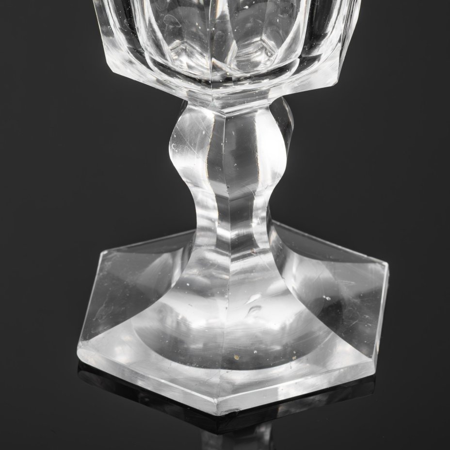 Бокал со скругленными гранями и ножкой, переходящей в шестиугольное основание