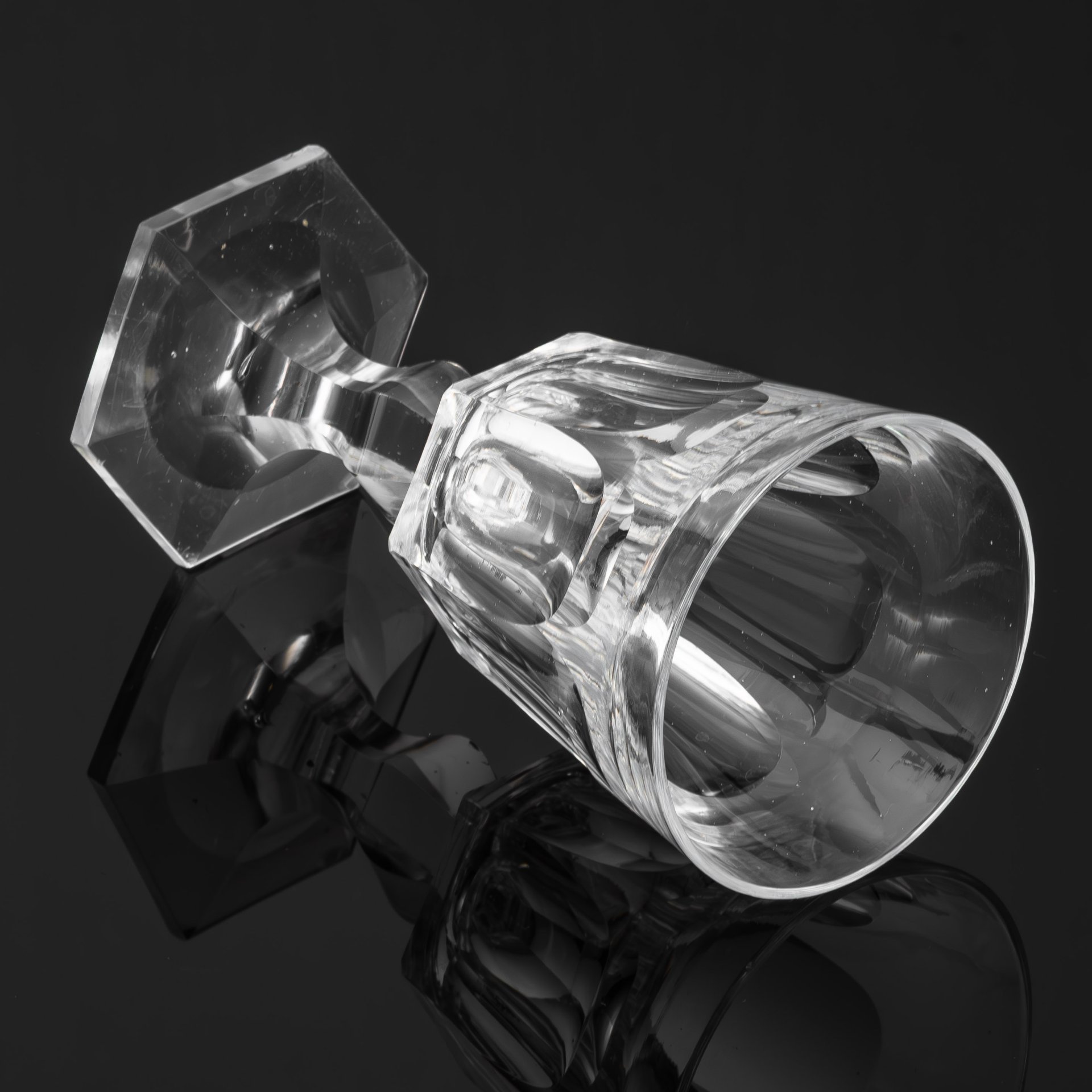 Бокал со скругленными гранями и ножкой, переходящей в шестиугольное основание, хрусталь, гранение, Российская империя, 1870-1900 гг.