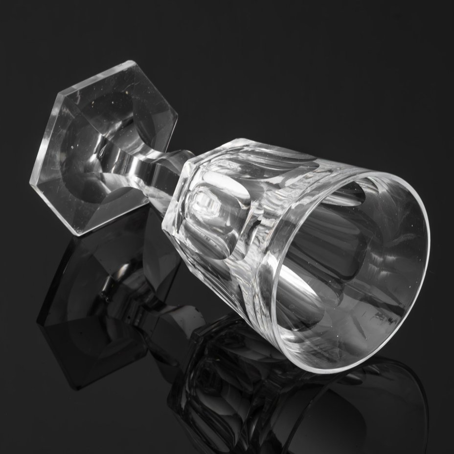 Бокал со скругленными гранями и ножкой, переходящей в шестиугольное основание