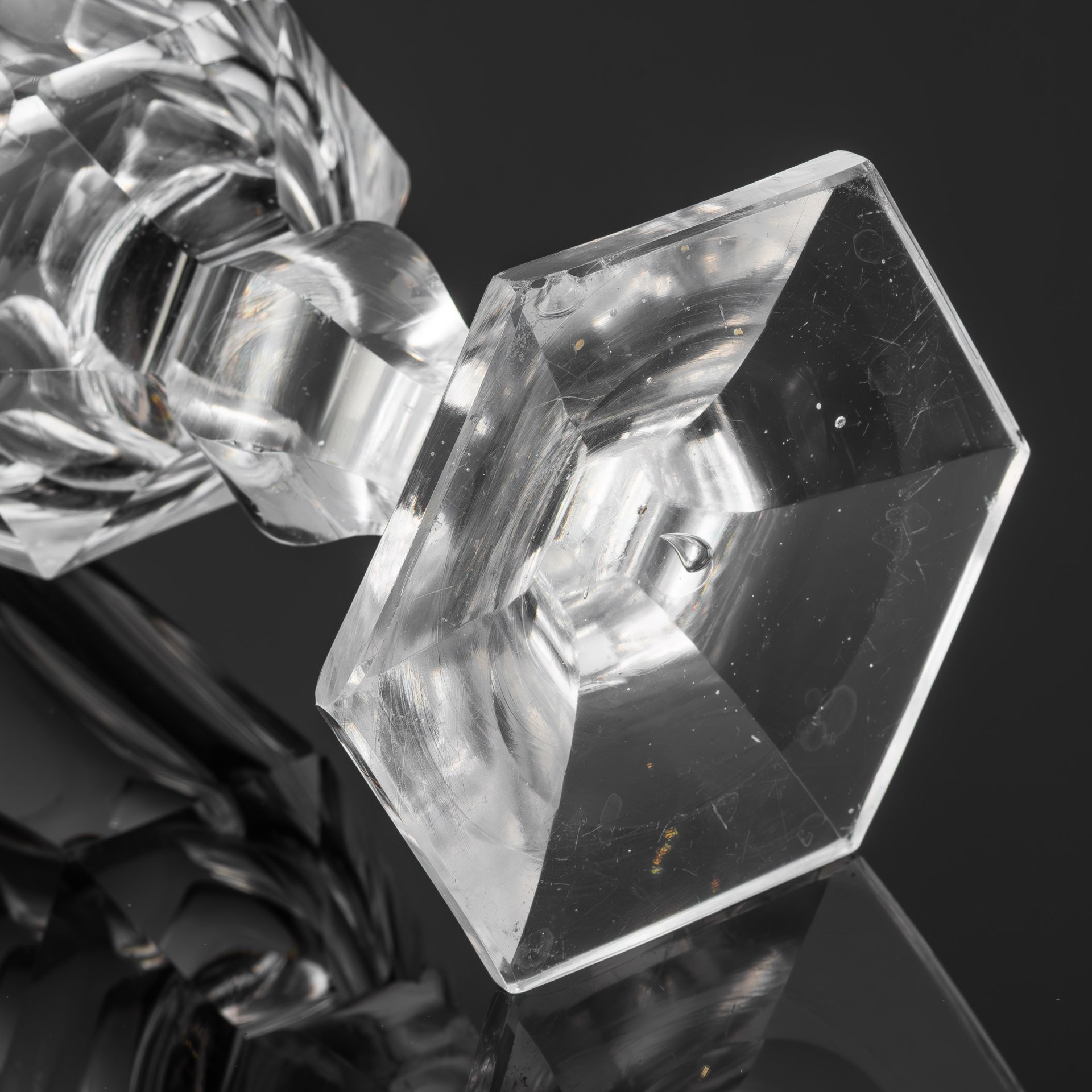 Бокал со скругленными гранями и ножкой, переходящей в шестиугольное основание, хрусталь, гранение, Российская империя, 1870-1900 гг.