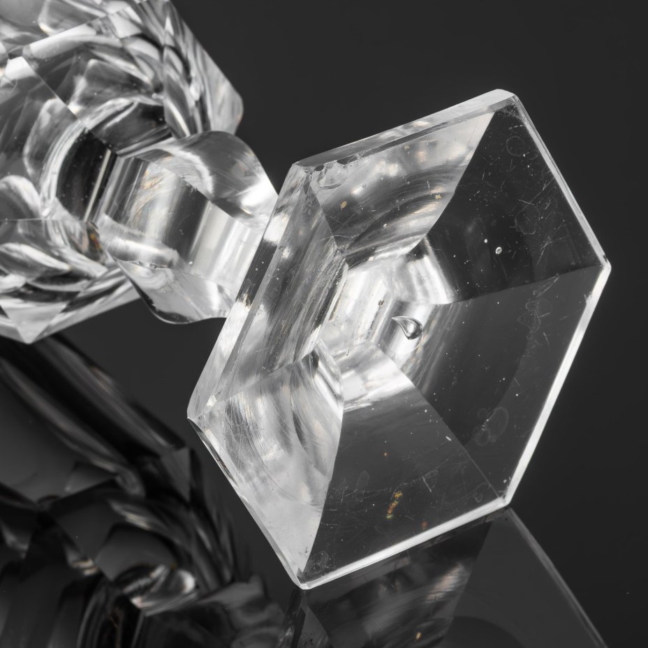 Бокал со скругленными гранями и ножкой, переходящей в шестиугольное основание