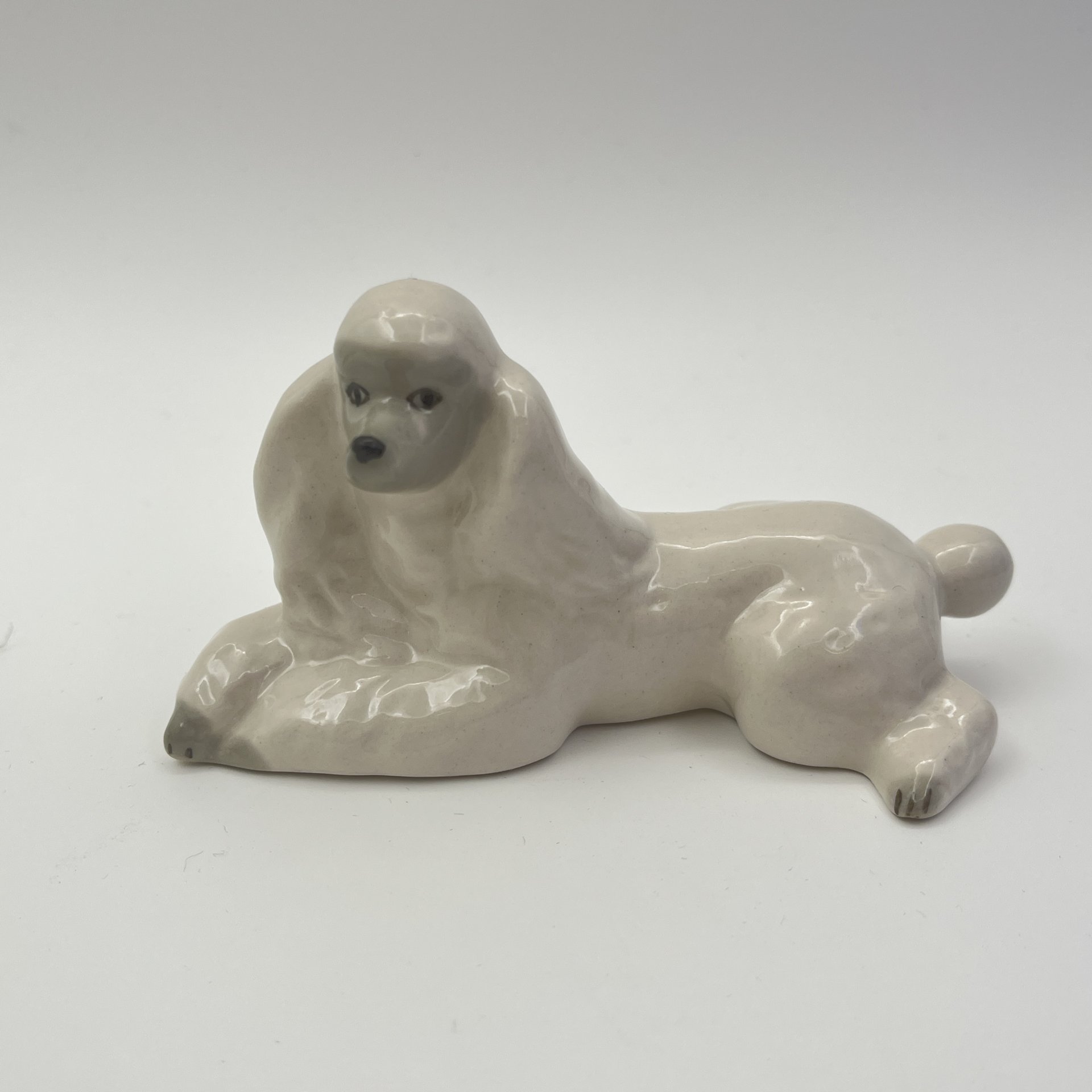 Статуэтка "Белый пудель", скульптор Т.С. Линчевская, фарфор, роспись, Ленинградский фарфоровый завод (ЛФЗ), СССР, 1986-1991 гг.