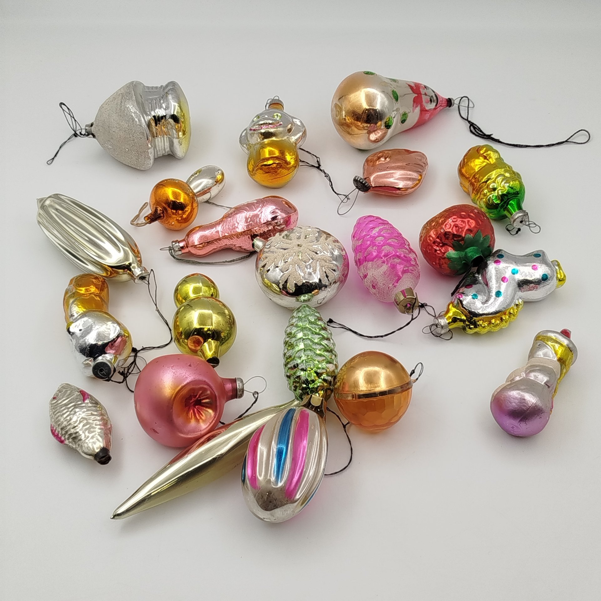 Набор из 21-ой подвесной ёлочной игрушки различной формы (в подборе), стекло, краска, металл, пластик, СССР, 1960-1990 гг.