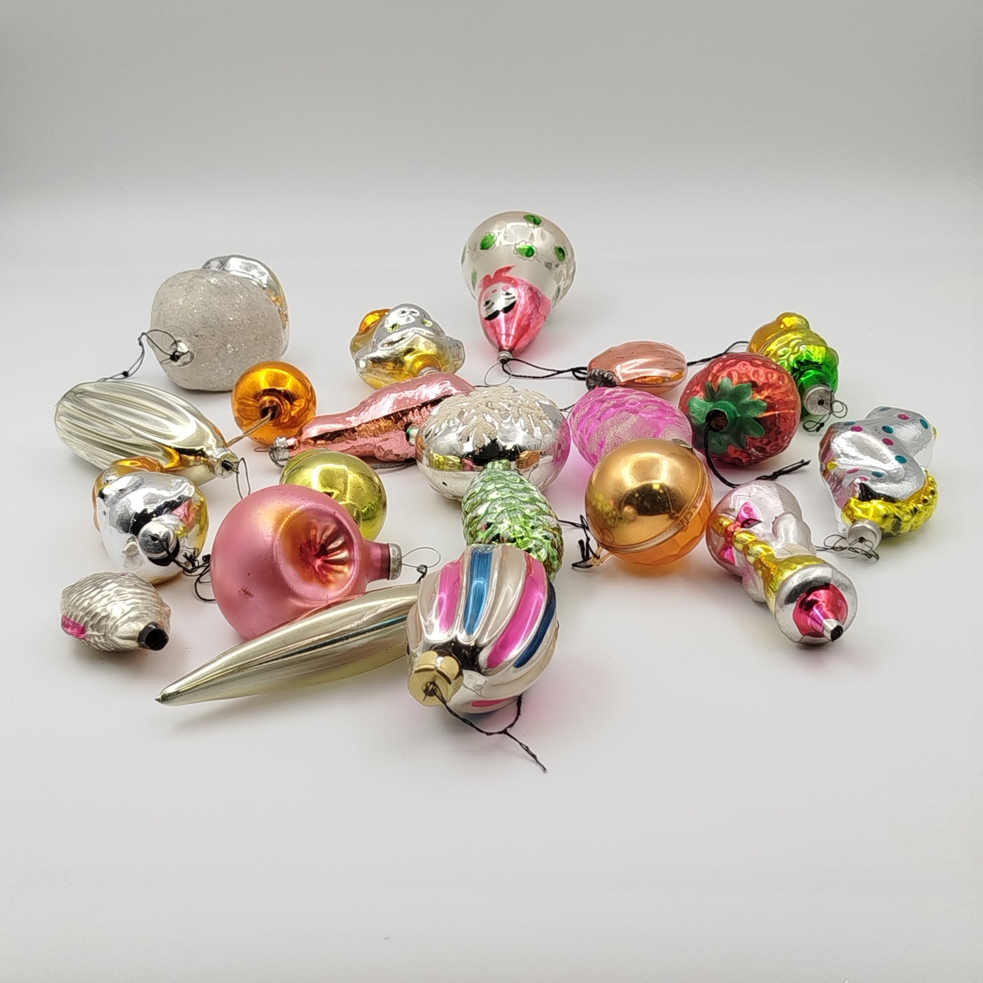 Набор из 21-ой подвесной ёлочной игрушки различной формы (в подборе), стекло, краска, металл, пластик, СССР, 1960-1990 гг.