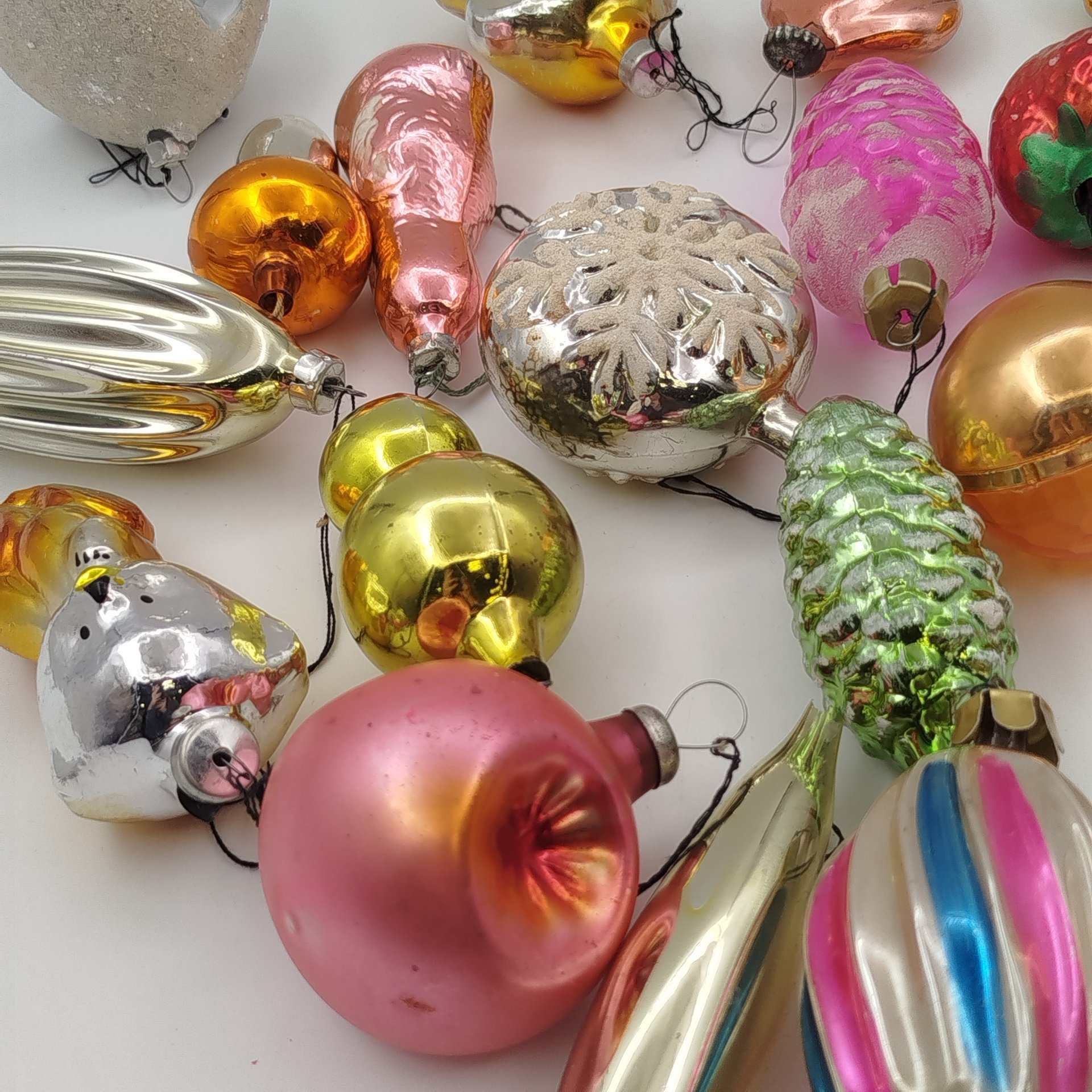 Набор из 21-ой подвесной ёлочной игрушки различной формы (в подборе), стекло, краска, металл, пластик, СССР, 1960-1990 гг.