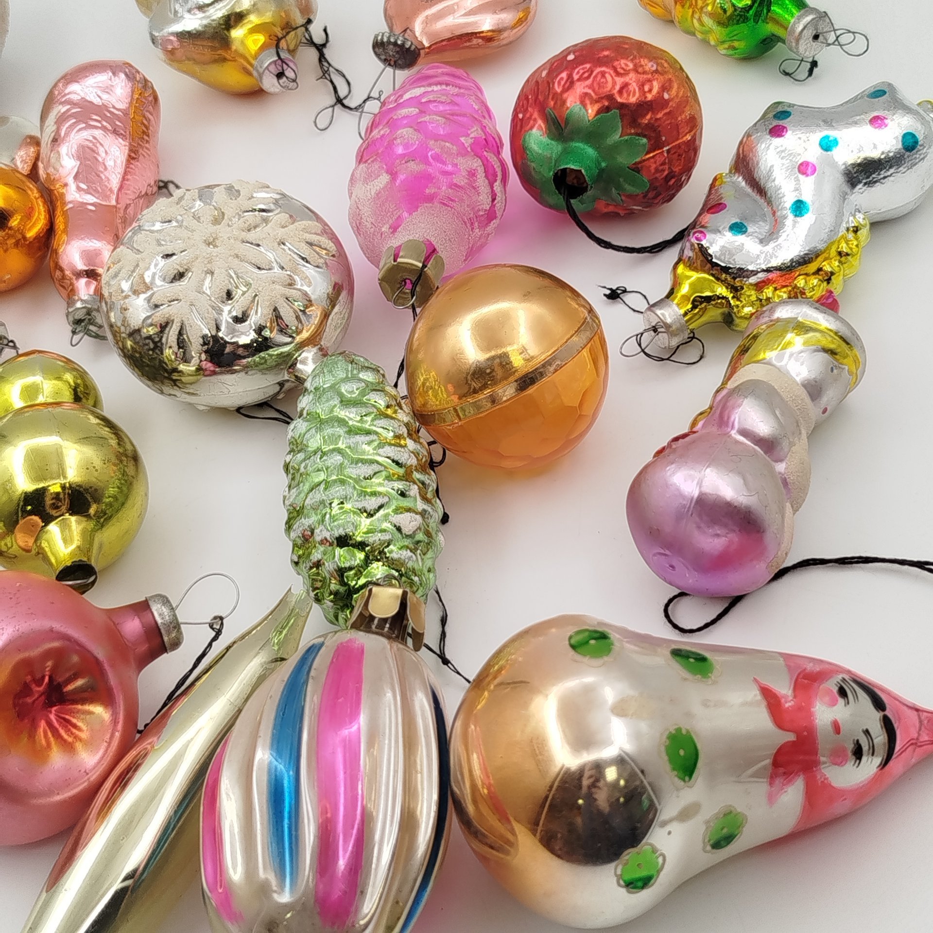 Набор из 21-ой подвесной ёлочной игрушки различной формы (в подборе), стекло, краска, металл, пластик, СССР, 1960-1990 гг.
