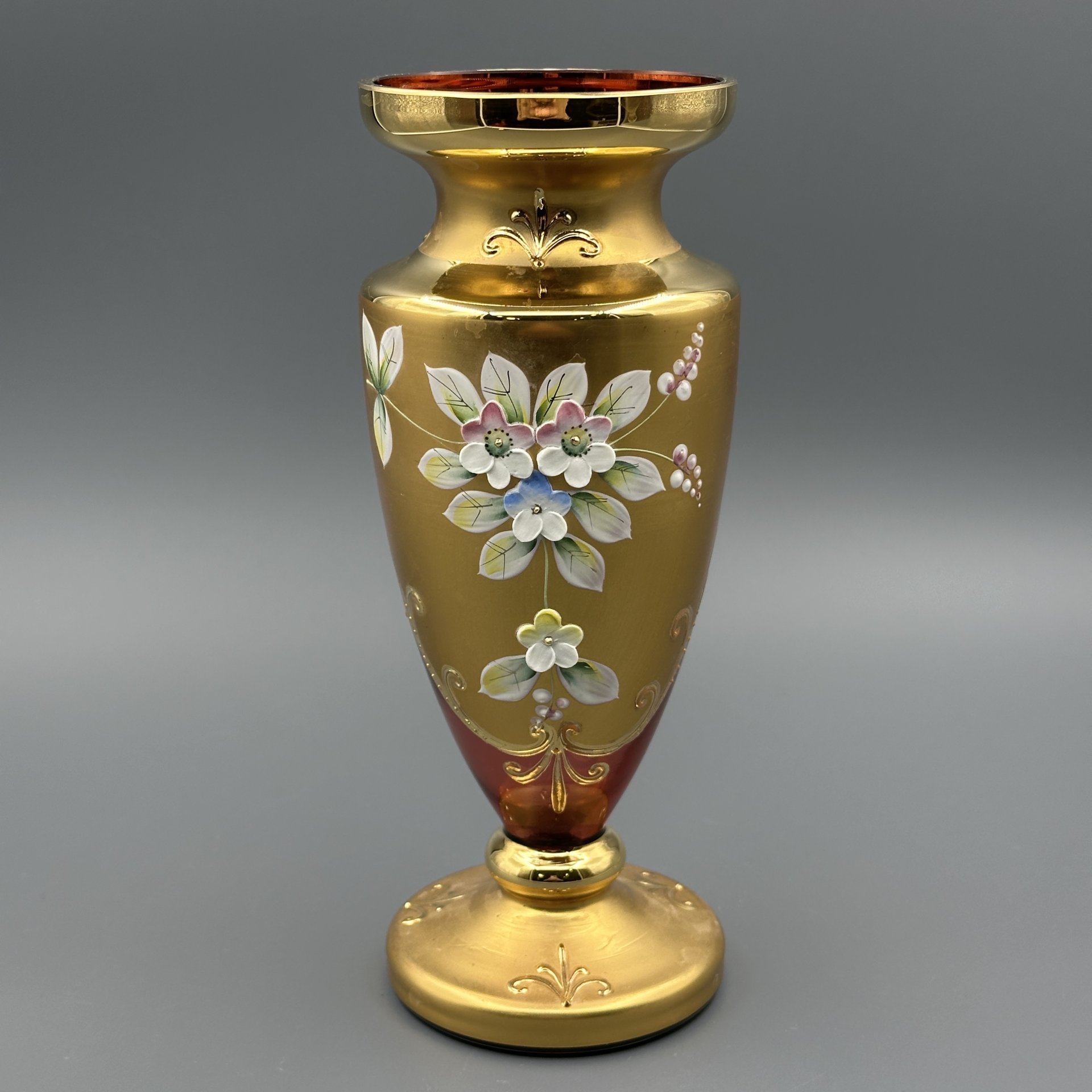 Ваза красного оттенка с лепным цветочным декором, "Bohemian glass"