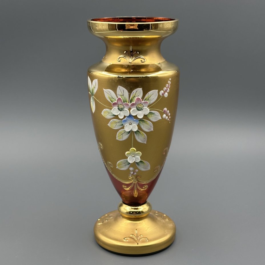 Ваза красного оттенка с лепным цветочным декором, "Bohemian glass"