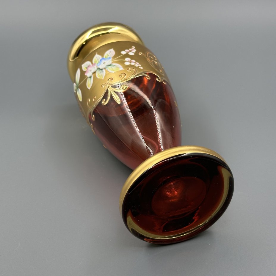Ваза красного оттенка с лепным цветочным декором, "Bohemian glass"