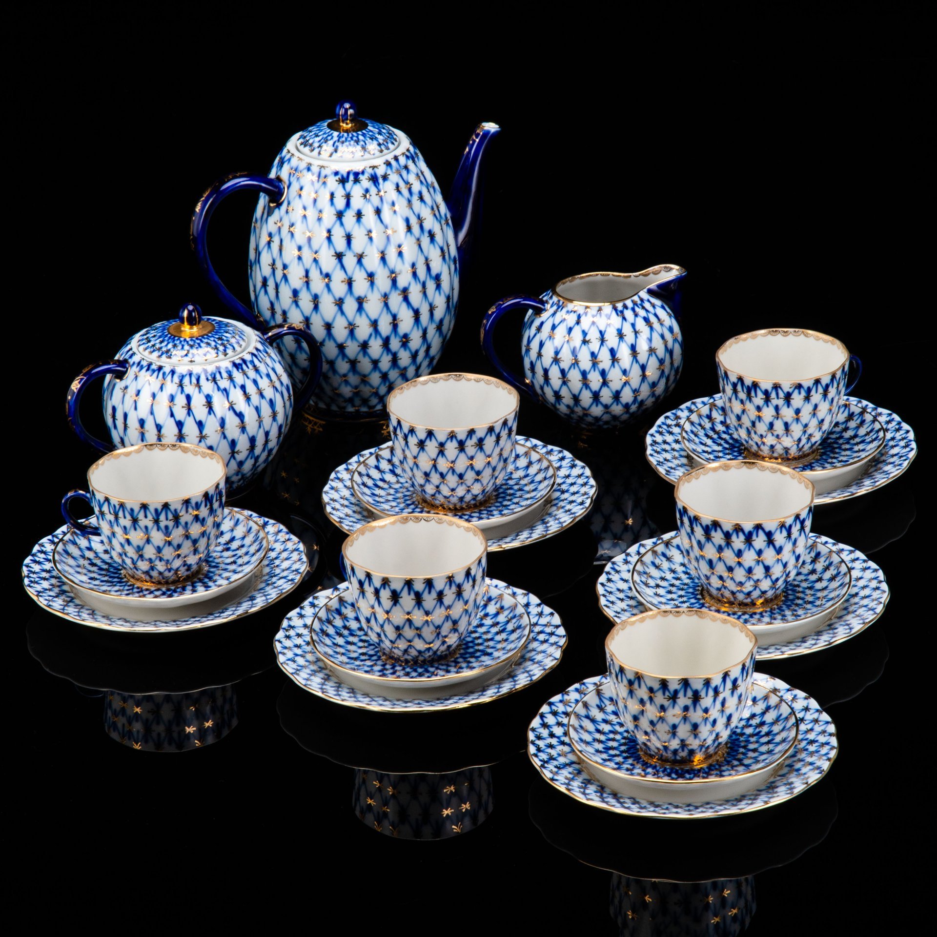 Сервиз кофейный на 6 персон "Кобальтовая сетка" (21 предмет), автор формы "Тюльпан" С.Е. Яковлева, автор рисунка А.А. Яцкевич, фарфор, роспись подглазурная, золочение, Ленинградский фарфоровый завод (ЛФЗ), СССР, 1970-1992 гг.