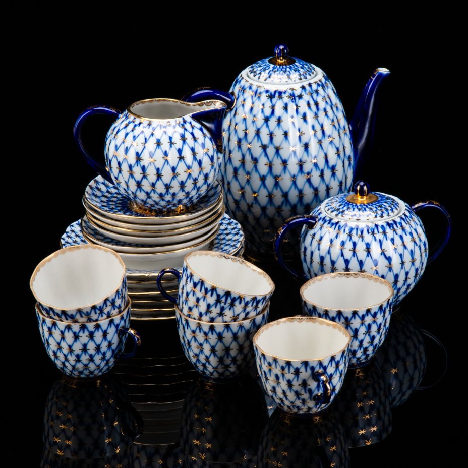 Сервиз кофейный на 6 персон "Кобальтовая сетка" (21 предмет), автор формы "Тюльпан" С.Е. Яковлева, автор рисунка А.А. Яцкевич, фарфор, роспись подглазурная, золочение, Ленинградский фарфоровый завод (ЛФЗ), СССР, 1970-1992 гг.