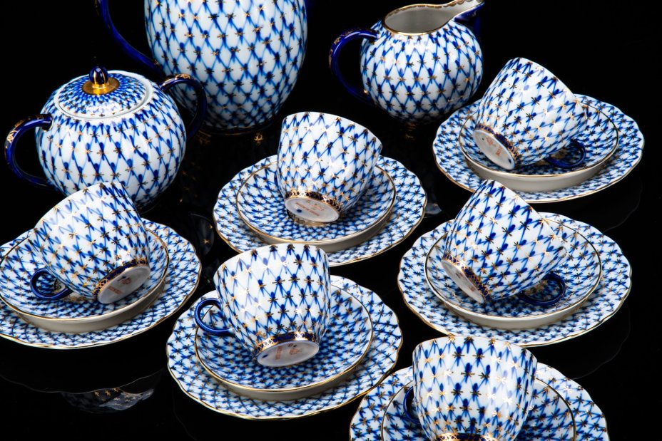 Сервиз кофейный на 6 персон "Кобальтовая сетка" (21 предмет), автор формы "Тюльпан" С.Е. Яковлева, автор рисунка А.А. Яцкевич, фарфор, роспись подглазурная, золочение, Ленинградский фарфоровый завод (ЛФЗ), СССР, 1970-1992 гг.