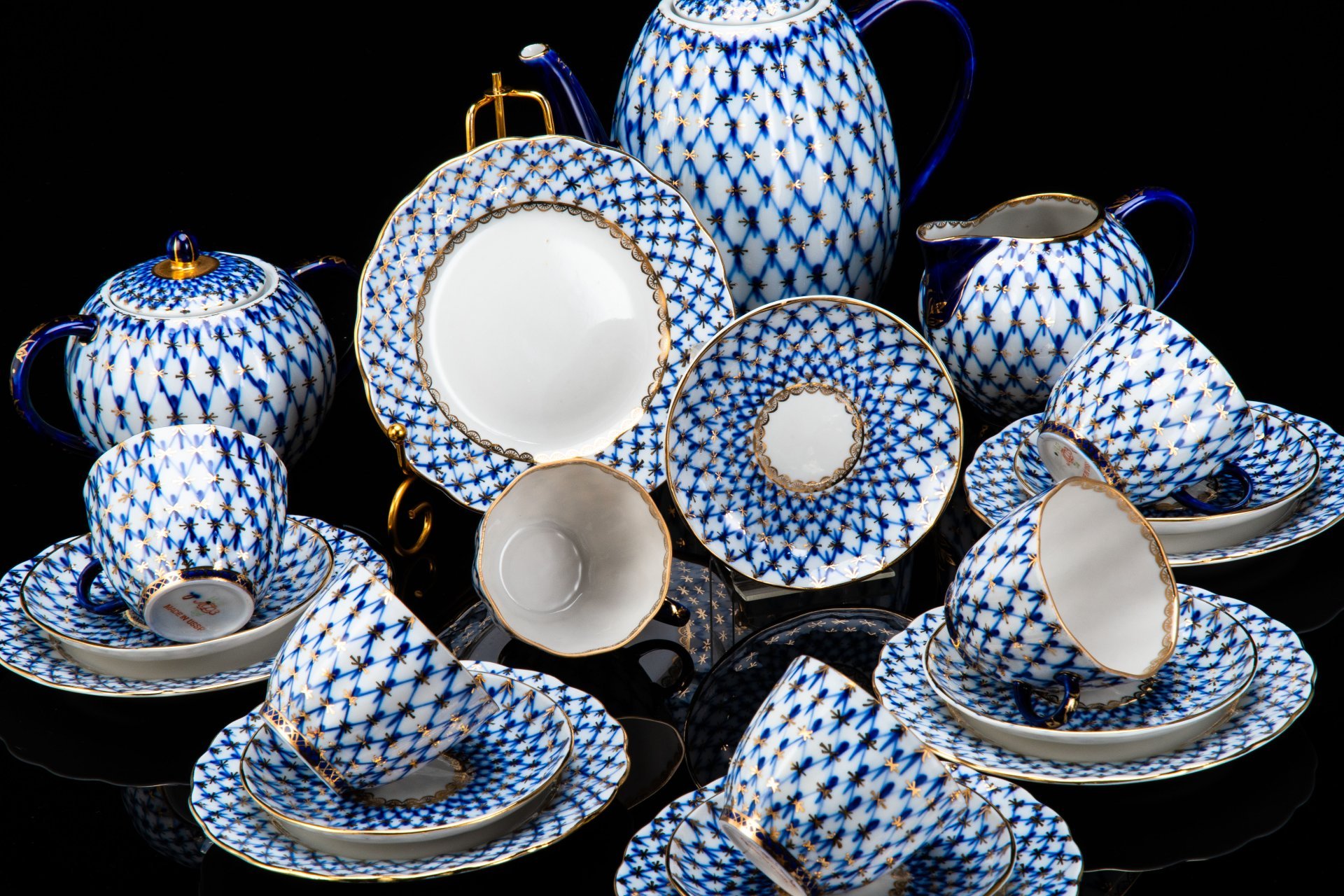 Сервиз кофейный на 6 персон "Кобальтовая сетка" (21 предмет), автор формы "Тюльпан" С.Е. Яковлева, автор рисунка А.А. Яцкевич, фарфор, роспись подглазурная, золочение, Ленинградский фарфоровый завод (ЛФЗ), СССР, 1970-1992 гг.