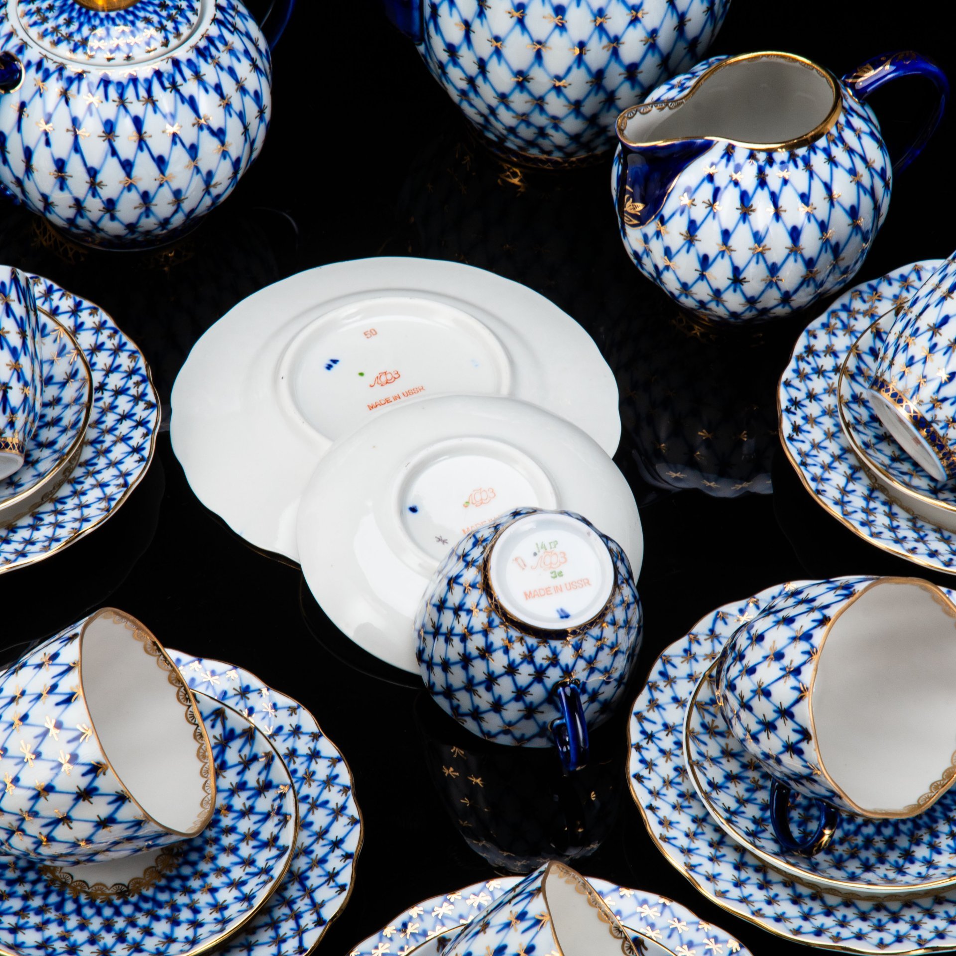 Сервиз кофейный на 6 персон "Кобальтовая сетка" (21 предмет), автор формы "Тюльпан" С.Е. Яковлева, автор рисунка А.А. Яцкевич, фарфор, роспись подглазурная, золочение, Ленинградский фарфоровый завод (ЛФЗ), СССР, 1970-1992 гг.