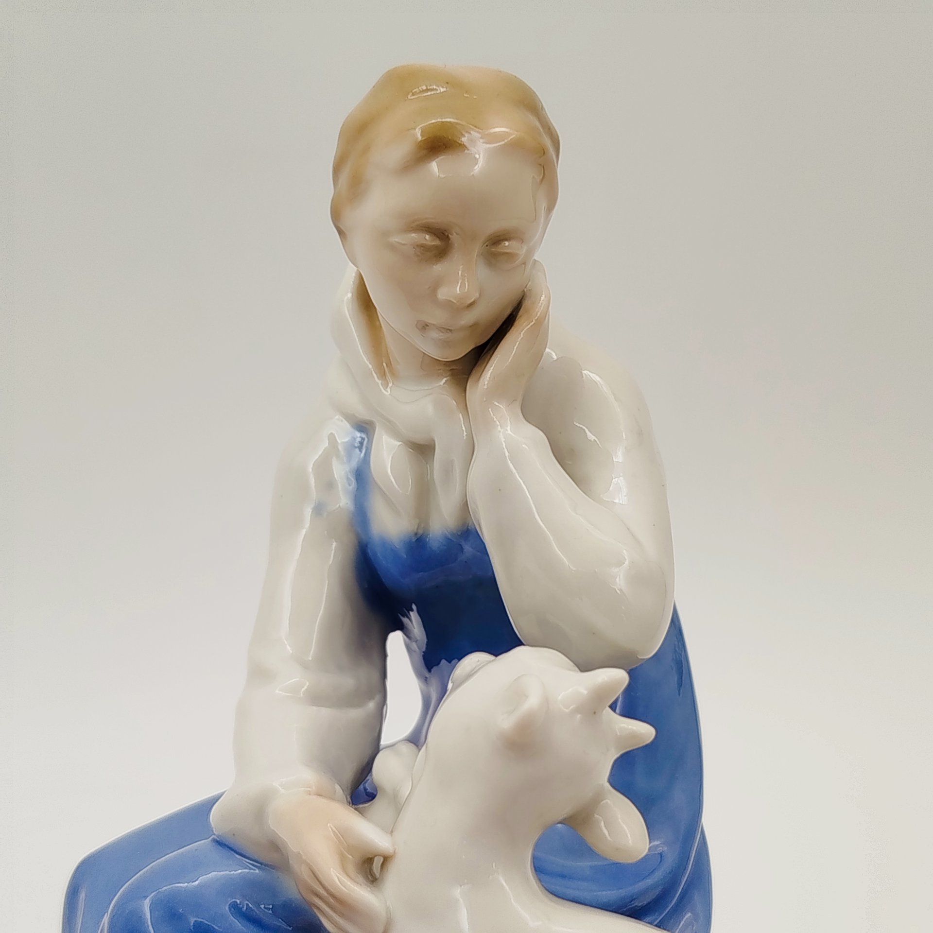 Статуэтка "Сестрица Алёнушка и братец Иванушка", скульптор А.А. Киселёв, фарфор, роспись, Ленинградский завод фарфоровых изделий (ЛЗФИ), СССР, 1956-1967 гг.