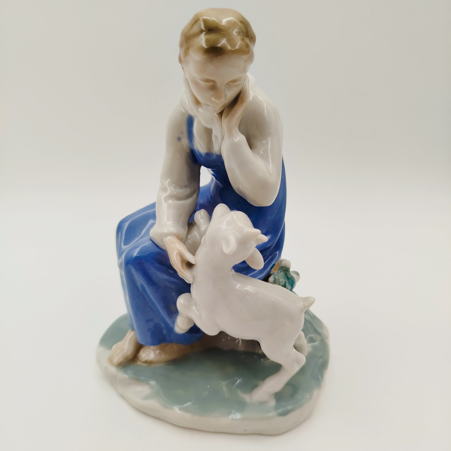 Статуэтка "Сестрица Алёнушка и братец Иванушка", скульптор А.А. Киселёв, фарфор, роспись, Ленинградский завод фарфоровых изделий (ЛЗФИ), СССР, 1956-1967 гг.