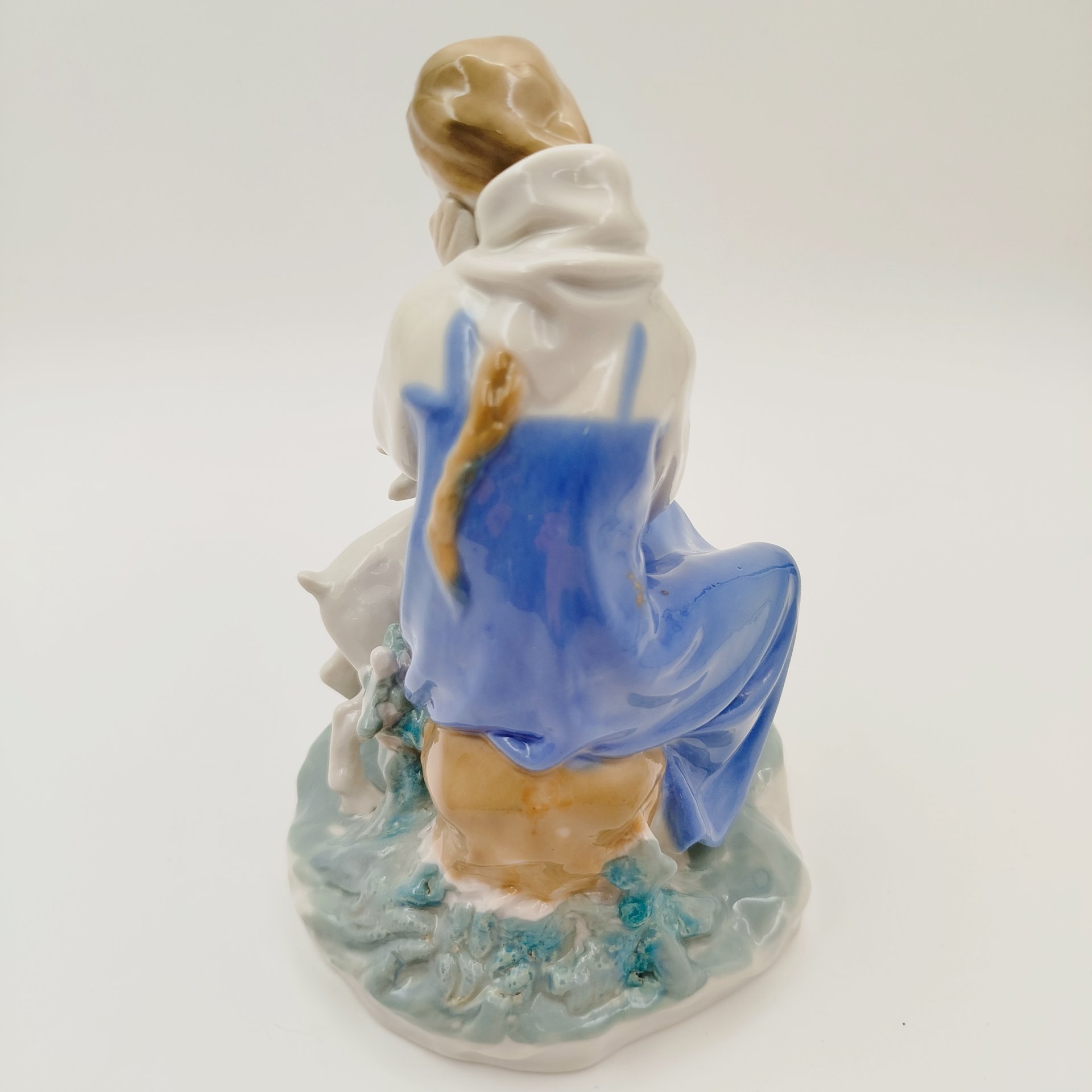 Статуэтка "Сестрица Алёнушка и братец Иванушка", скульптор А.А. Киселёв, фарфор, роспись, Ленинградский завод фарфоровых изделий (ЛЗФИ), СССР, 1956-1967 гг.