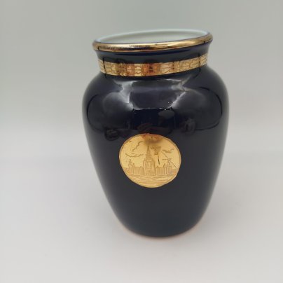 Ваза кобальтового цвета с изображением МГУ в медальоне и надписью "Москва", фарфор, золочение, крытье кобальтом, Ленинградский фарфоровый завод (ЛФЗ), СССР, 1955-1957 гг.