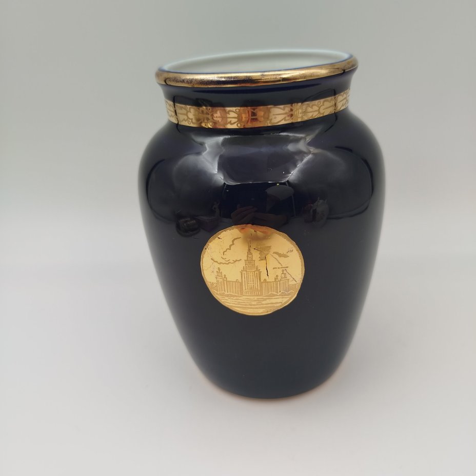 Ваза кобальтового цвета с изображением МГУ в медальоне и надписью "Москва", фарфор, золочение, крытье кобальтом, Ленинградский фарфоровый завод (ЛФЗ), СССР, 1955-1957 гг.