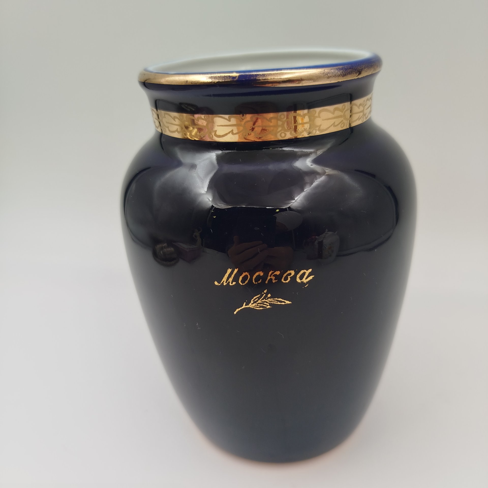 Ваза кобальтового цвета с изображением МГУ в медальоне и надписью "Москва", фарфор, золочение, крытье кобальтом, Ленинградский фарфоровый завод (ЛФЗ), СССР, 1955-1957 гг.