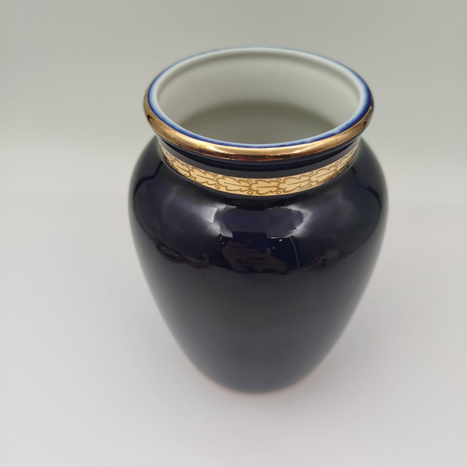 Ваза кобальтового цвета с изображением МГУ в медальоне и надписью "Москва", фарфор, золочение, крытье кобальтом, Ленинградский фарфоровый завод (ЛФЗ), СССР, 1955-1957 гг.