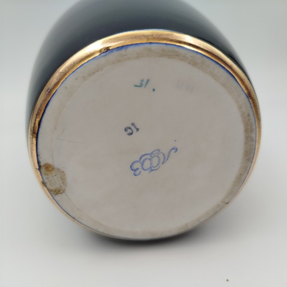 Ваза кобальтового цвета с изображением МГУ в медальоне и надписью "Москва", фарфор, золочение, крытье кобальтом, Ленинградский фарфоровый завод (ЛФЗ), СССР, 1955-1957 гг.