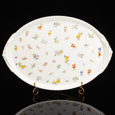 Блюдо овальной формы с нежным цветочным декором