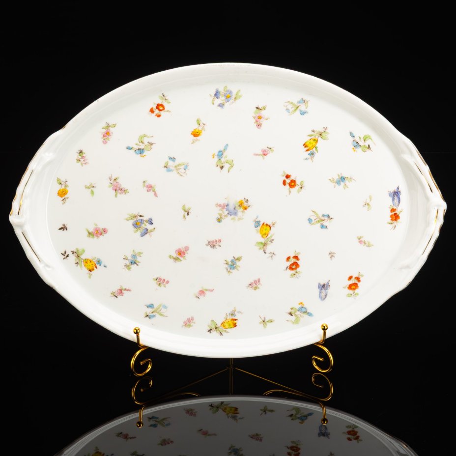 Блюдо овальной формы с нежным цветочным декором