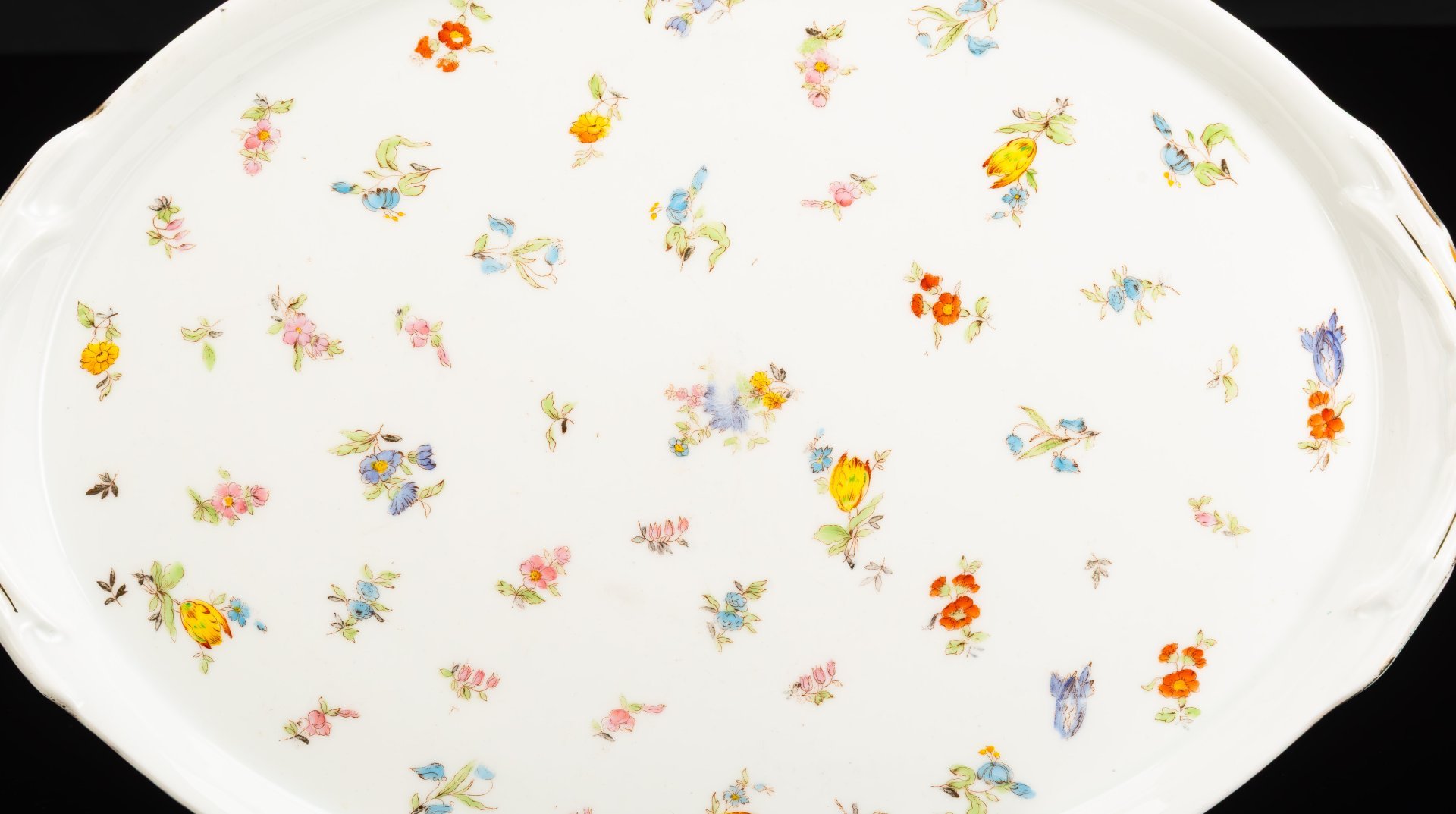 Блюдо овальной формы с нежным цветочным декором