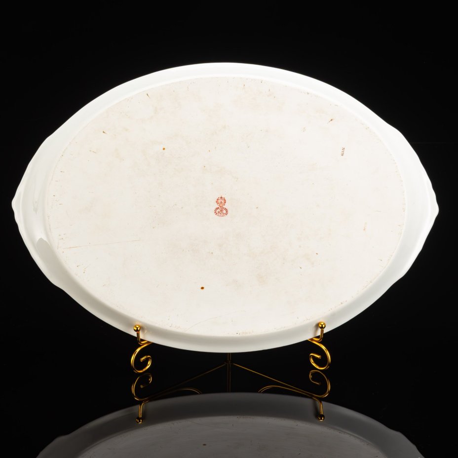 Блюдо овальной формы с нежным цветочным декором