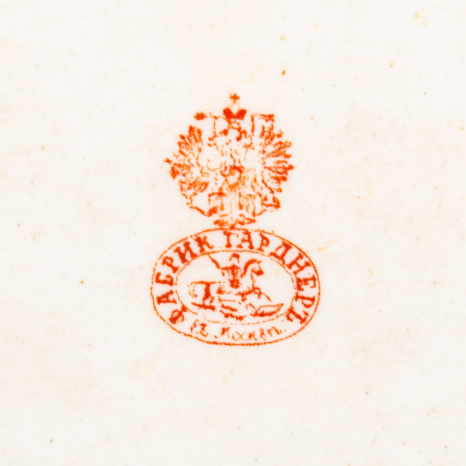 Блюдо овальной формы с нежным цветочным декором