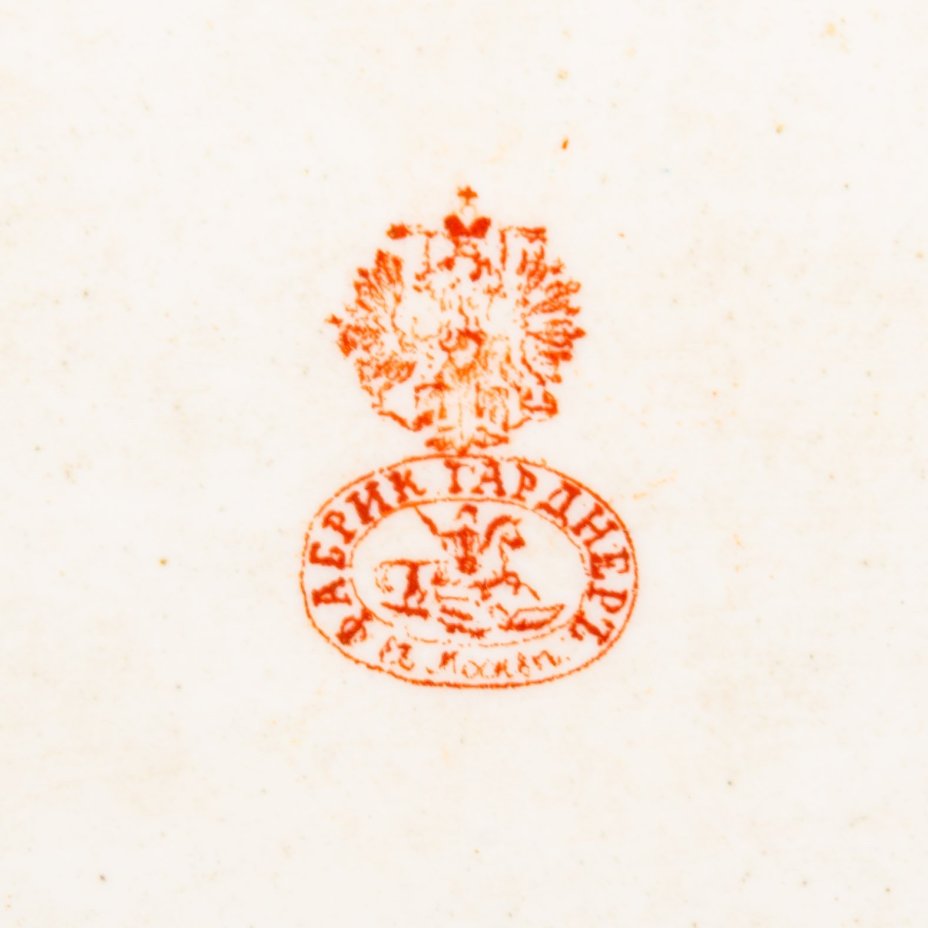 Блюдо овальной формы с нежным цветочным декором