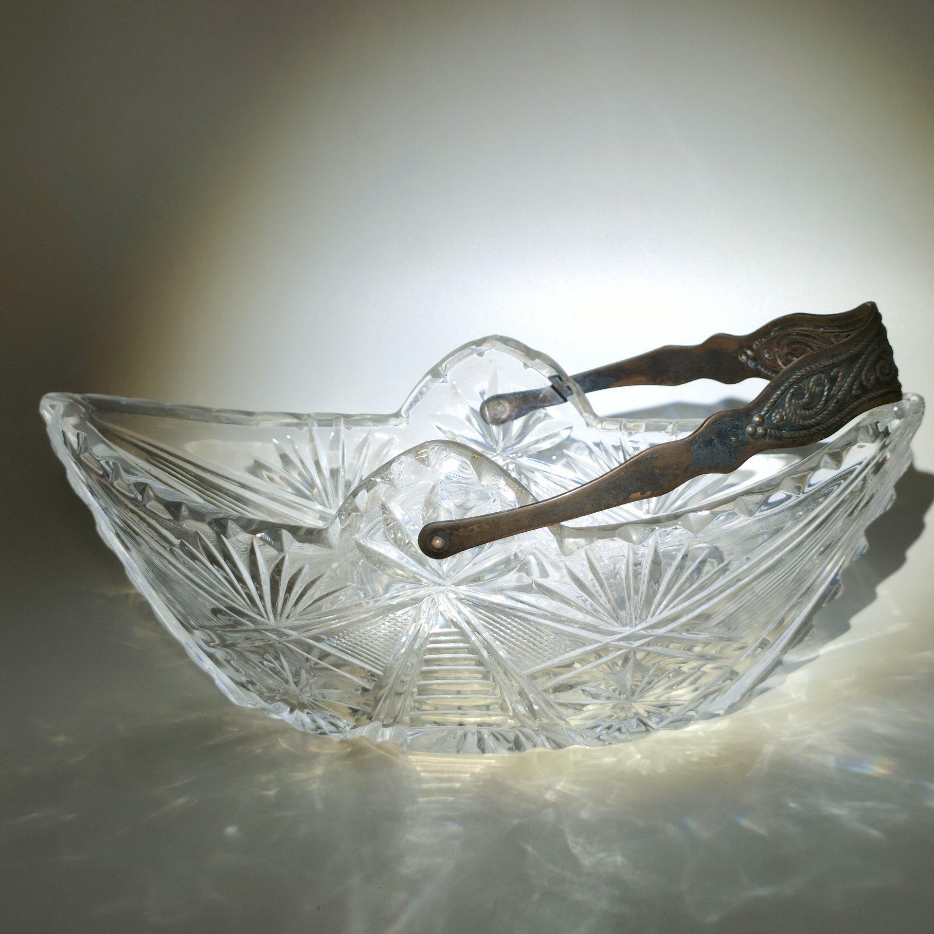 Конфетница в форме ладьи с ручкой, хрусталь, металл, алмазная грань, СССР, 1970-1990 гг.