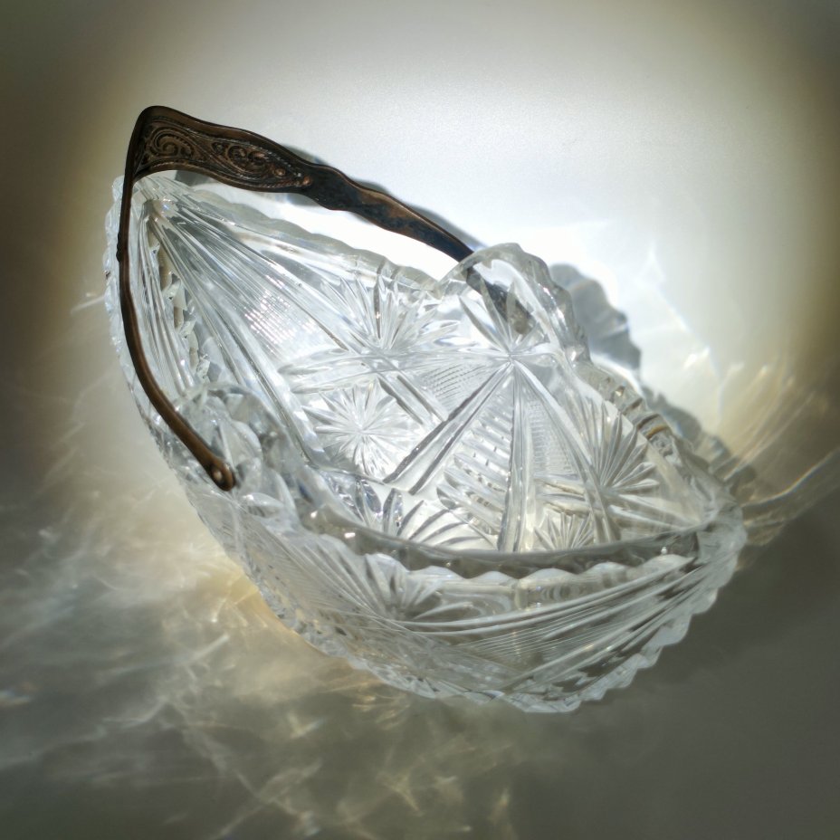 Конфетница в форме ладьи с ручкой