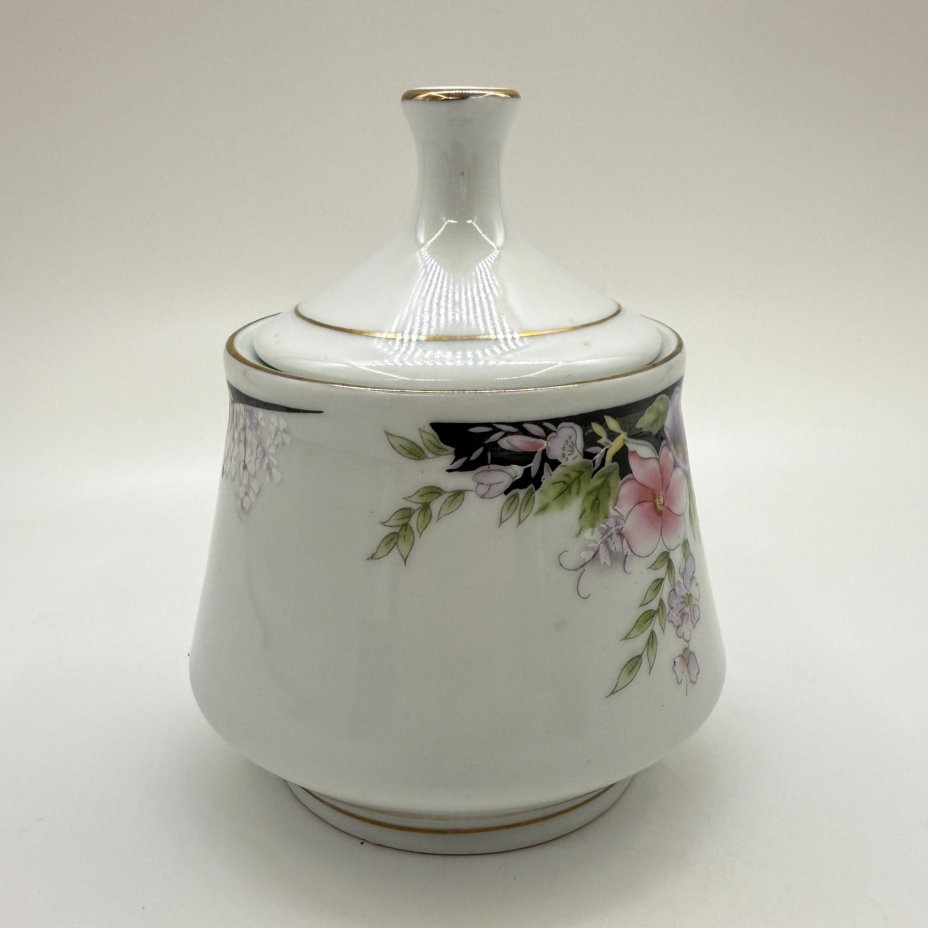 Сахарница, украшенная флоральным декором, фарфор, деколь, золочение, Китай, 1970-1990 гг.