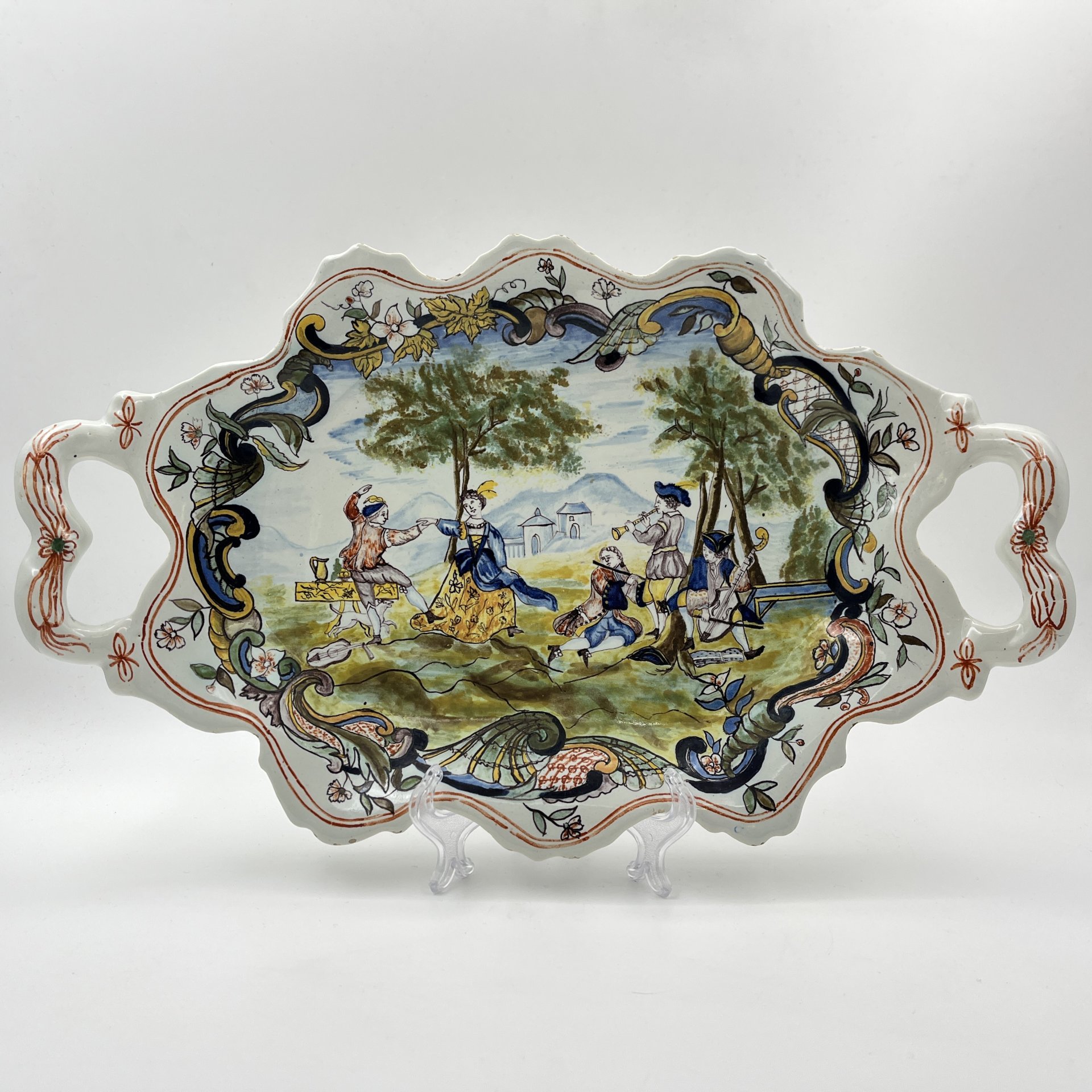 Поднос (блюдо), украшенный сценой пира, фаянс, роспись, Европа, 1950-1970 гг.